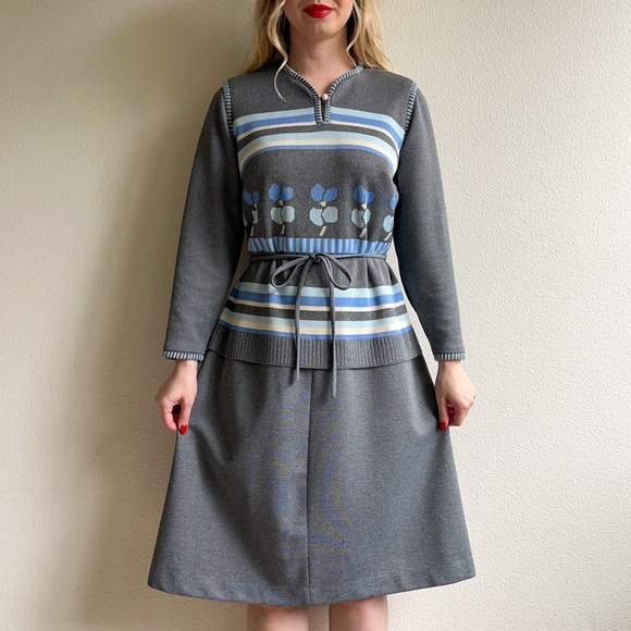 Vintage 1970s Gray Knit Dress With Blue Print (M/L) - Picture 3 of 10